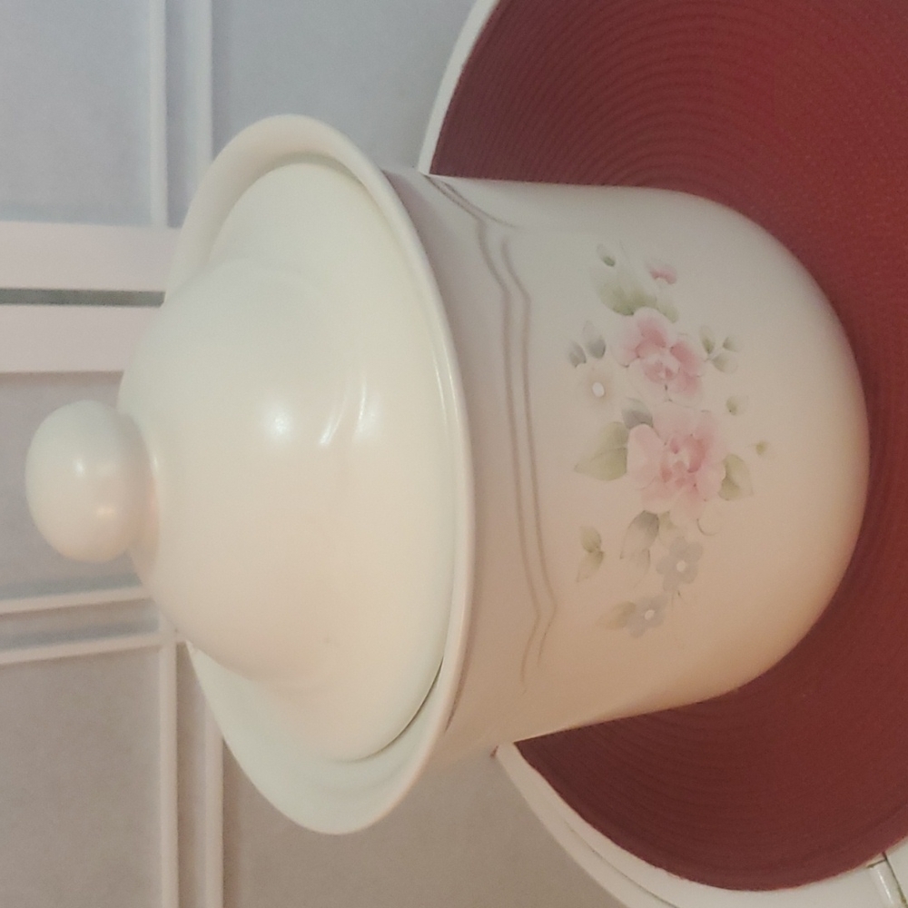 Vintage Pfaltzgraff Tea Rose Canister. Signed 2 Qt. - Picture 2 of 5
